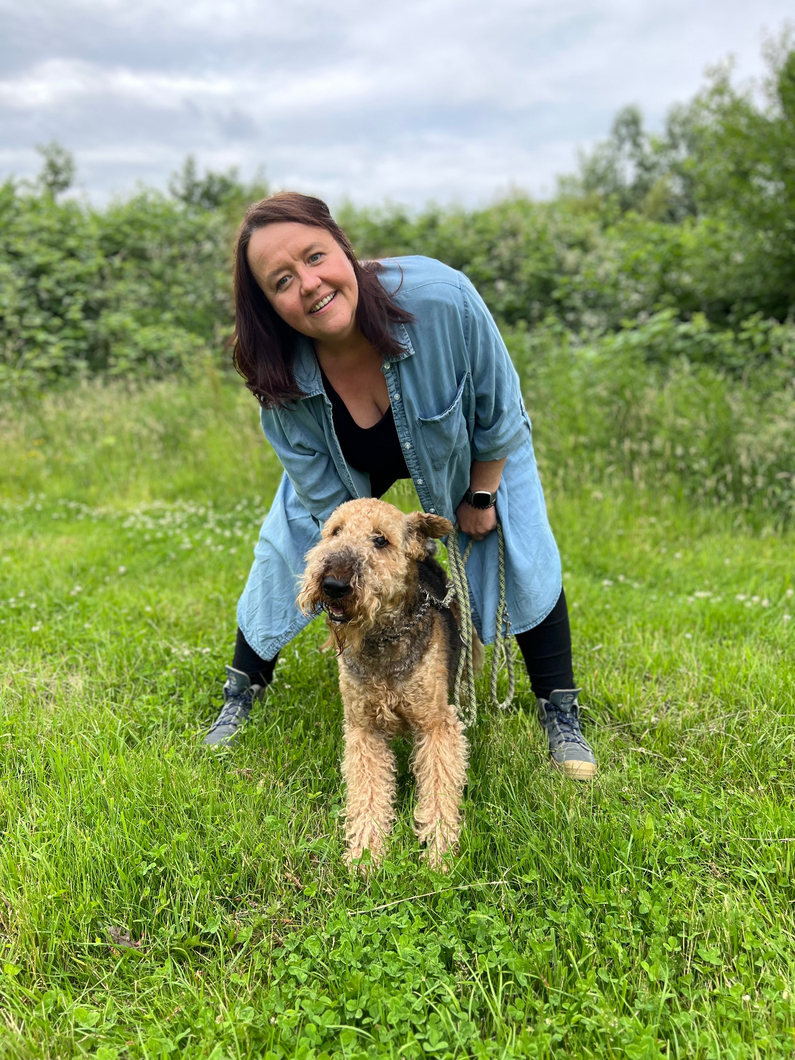 Eine Frau mit einem angeleinten Hund