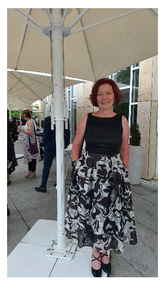 Patientin Yvonne auf einer Feier