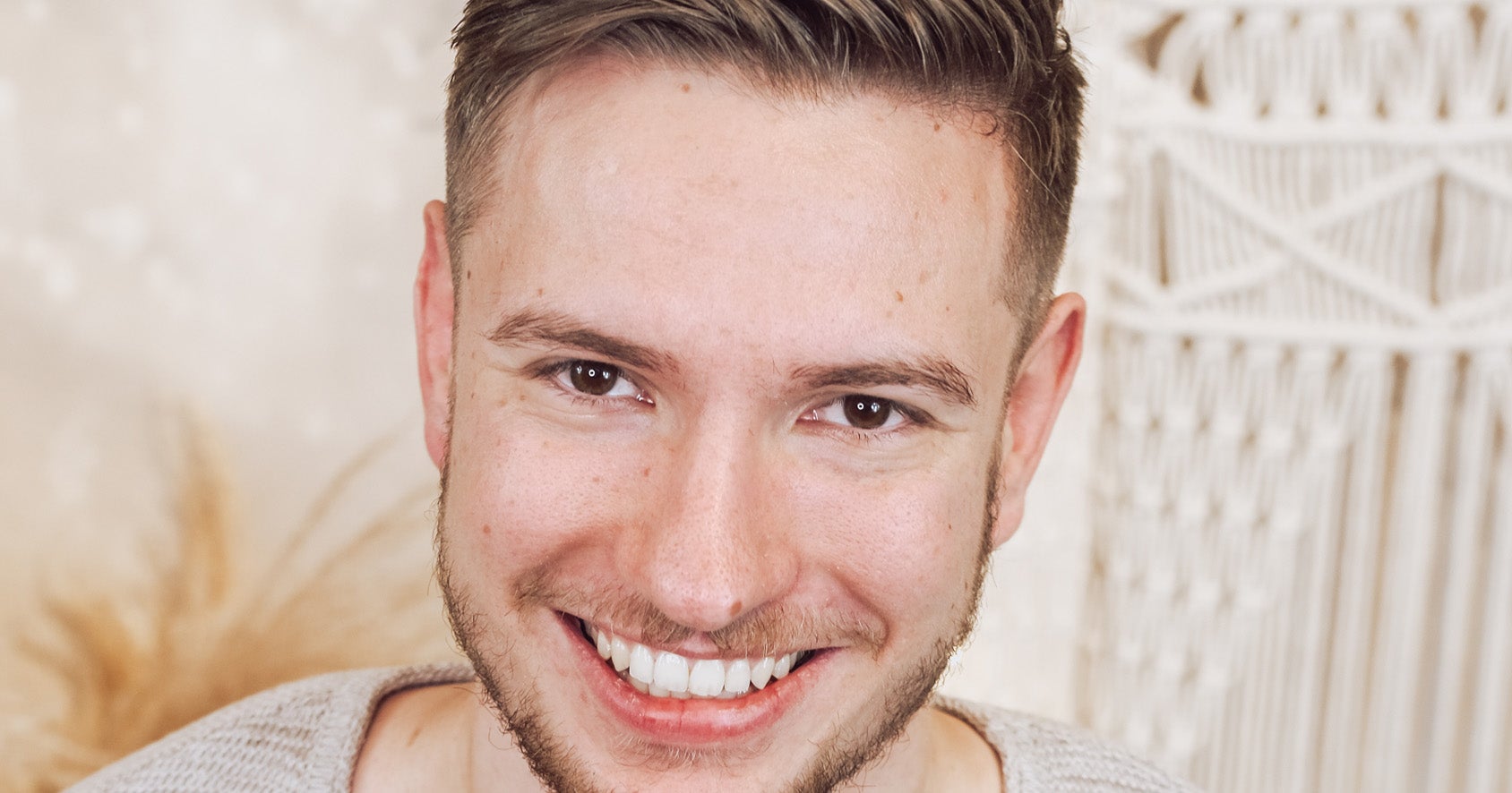 Ein Mann lächelt für die Kamera