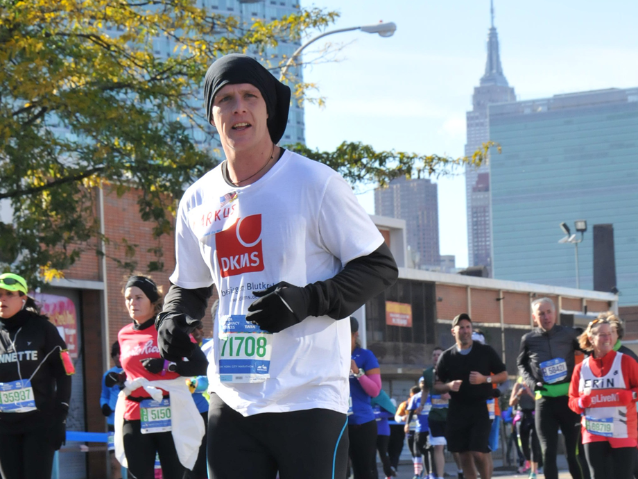 Ein Mann, der an einem Marathon teilnimmt