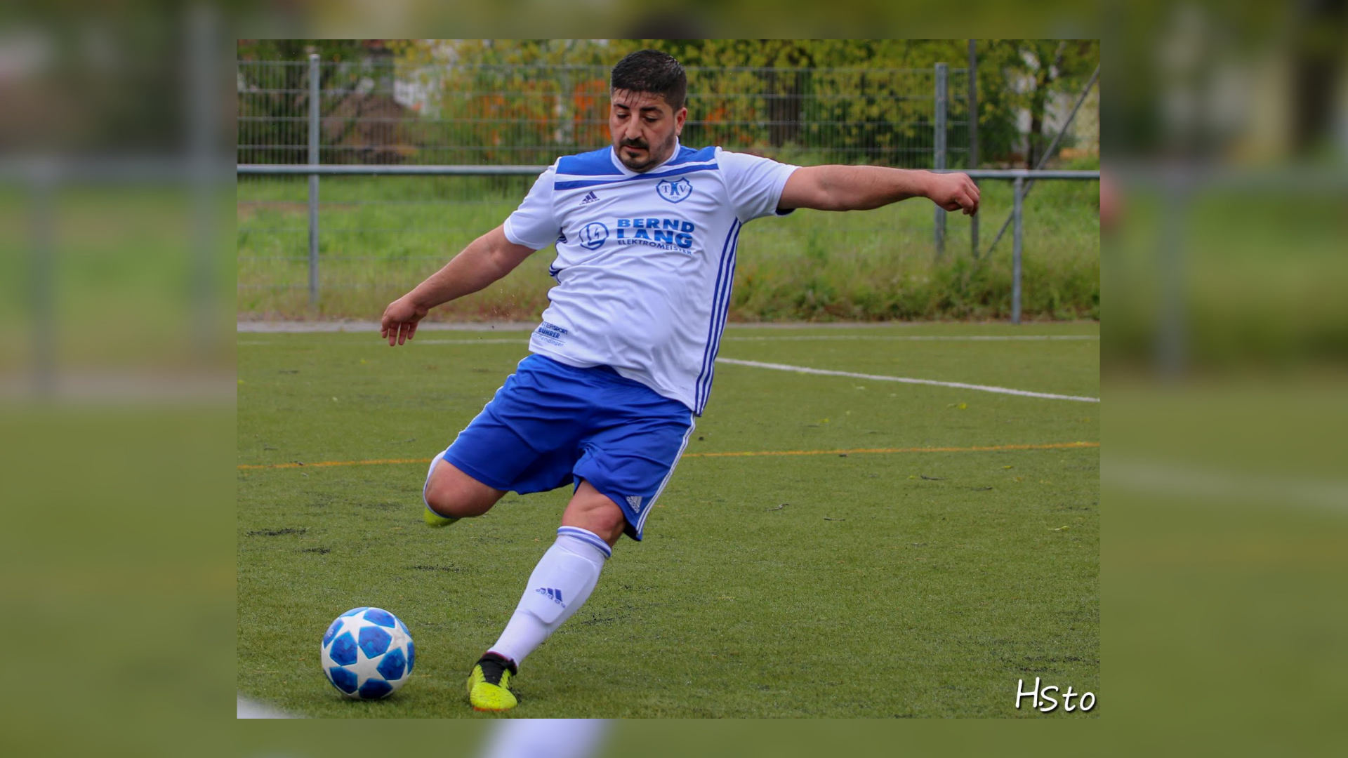 Ein Mann, der einen Fußball schießt