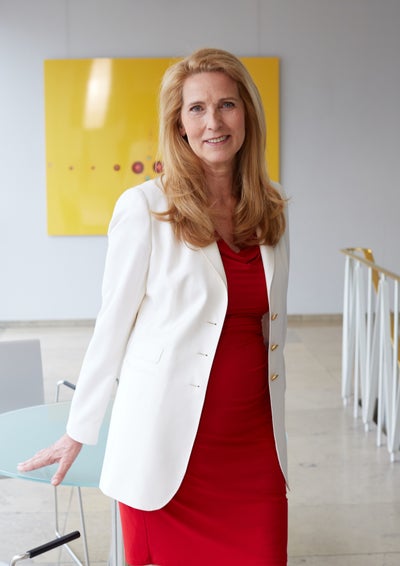 Dr. Elke Neujahr posiert für ein Foto
