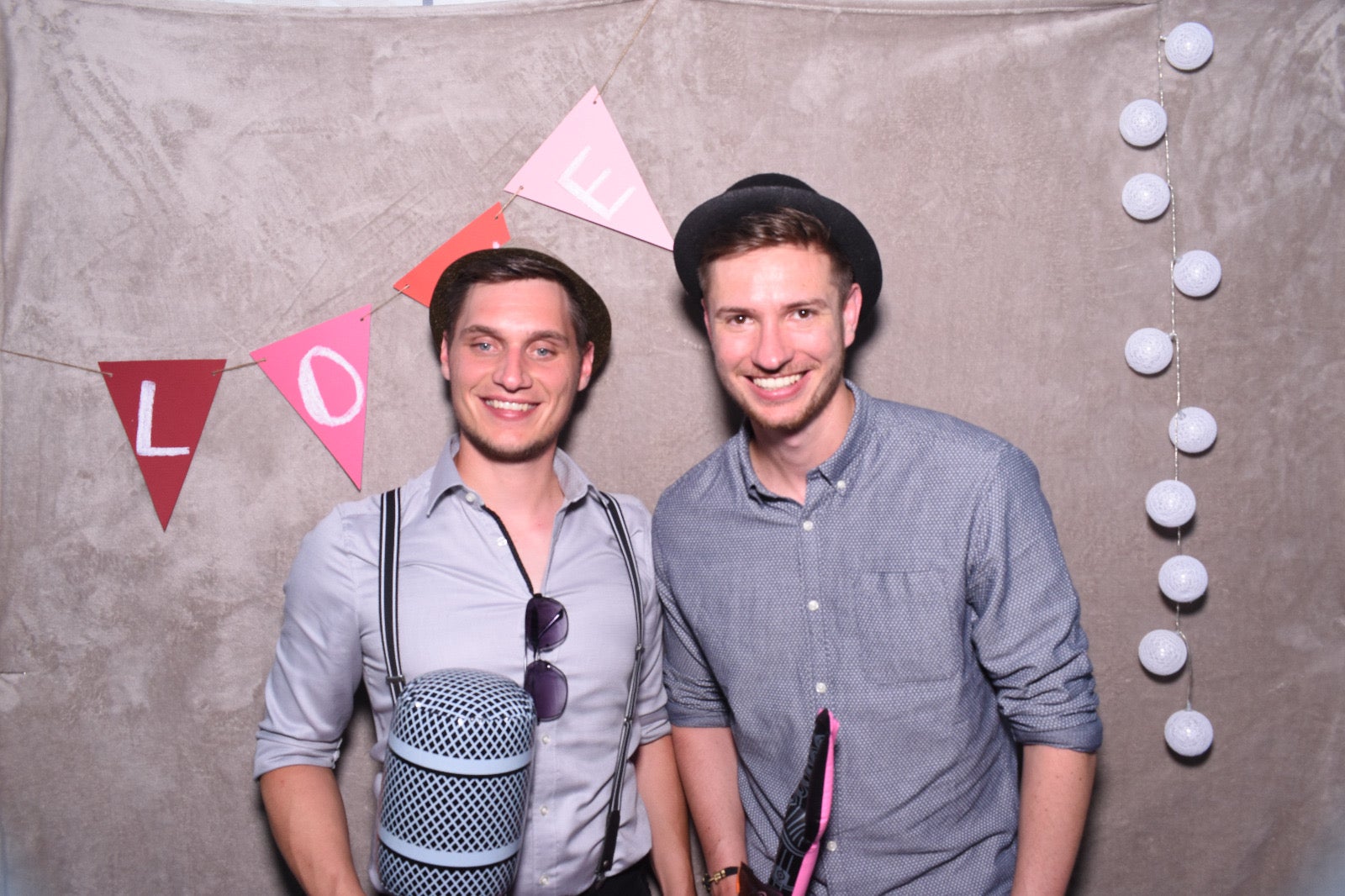 Zwei Männer posieren für ein Bild 