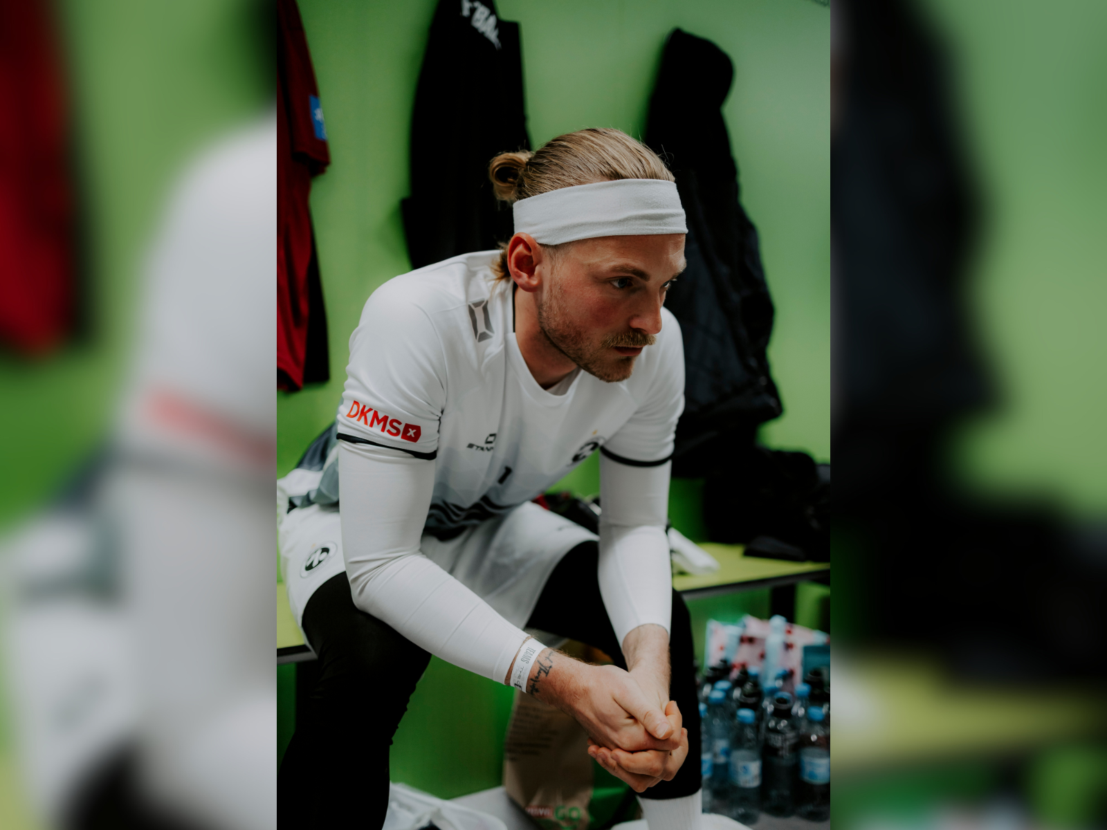 Ein Spieler sitzt auf der Bank