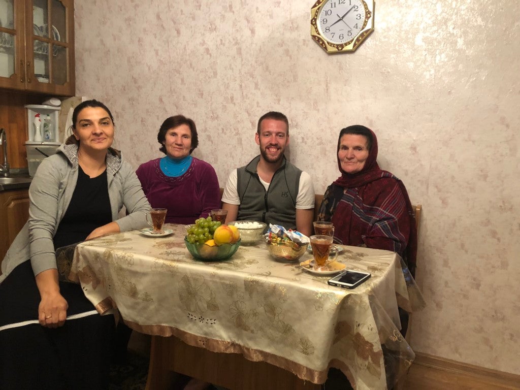 Eine Gruppe von Menschen, die an einem Tisch sitzen