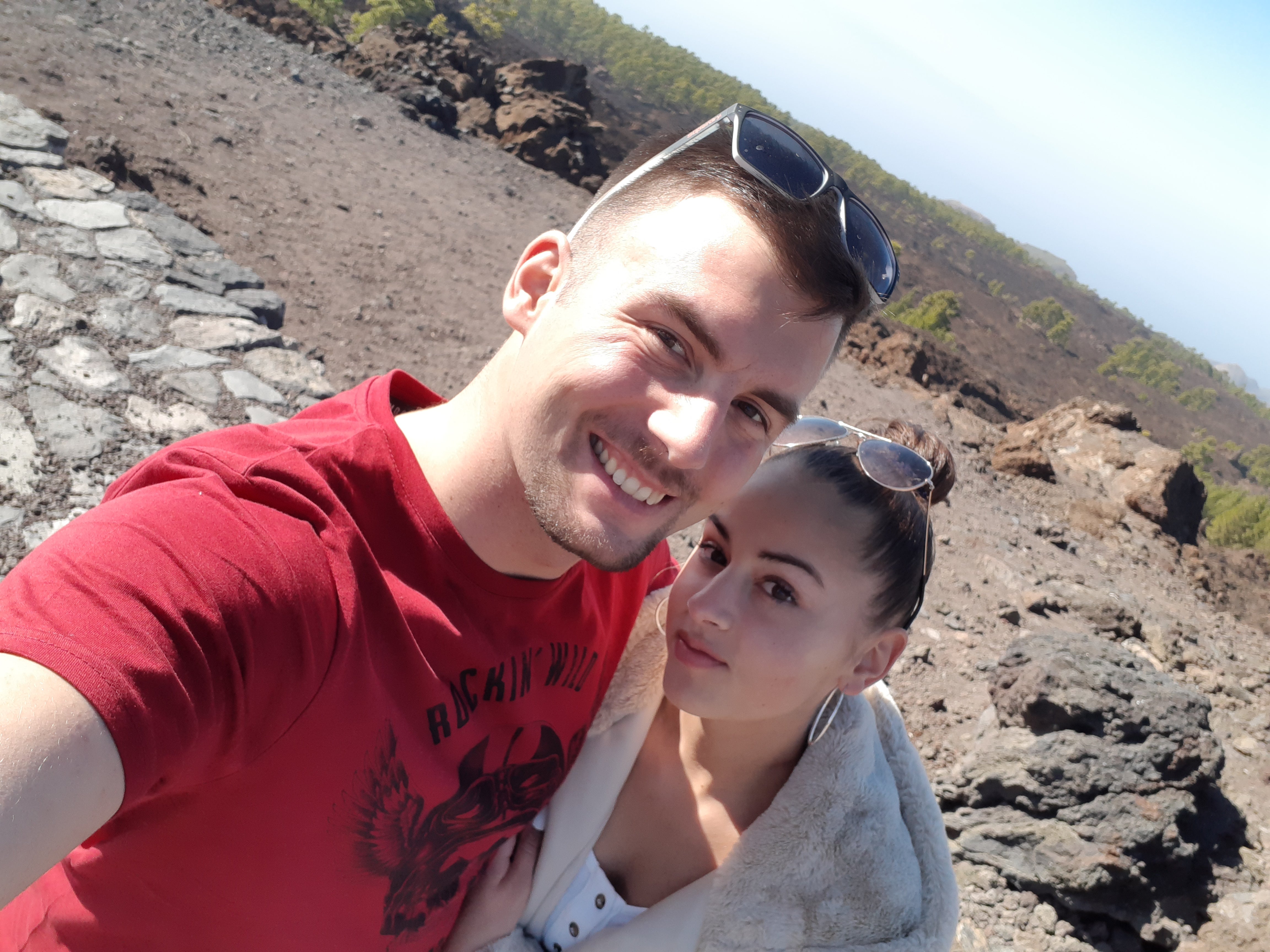 ein Mann und eine Frau posieren für ein Foto in der Natur