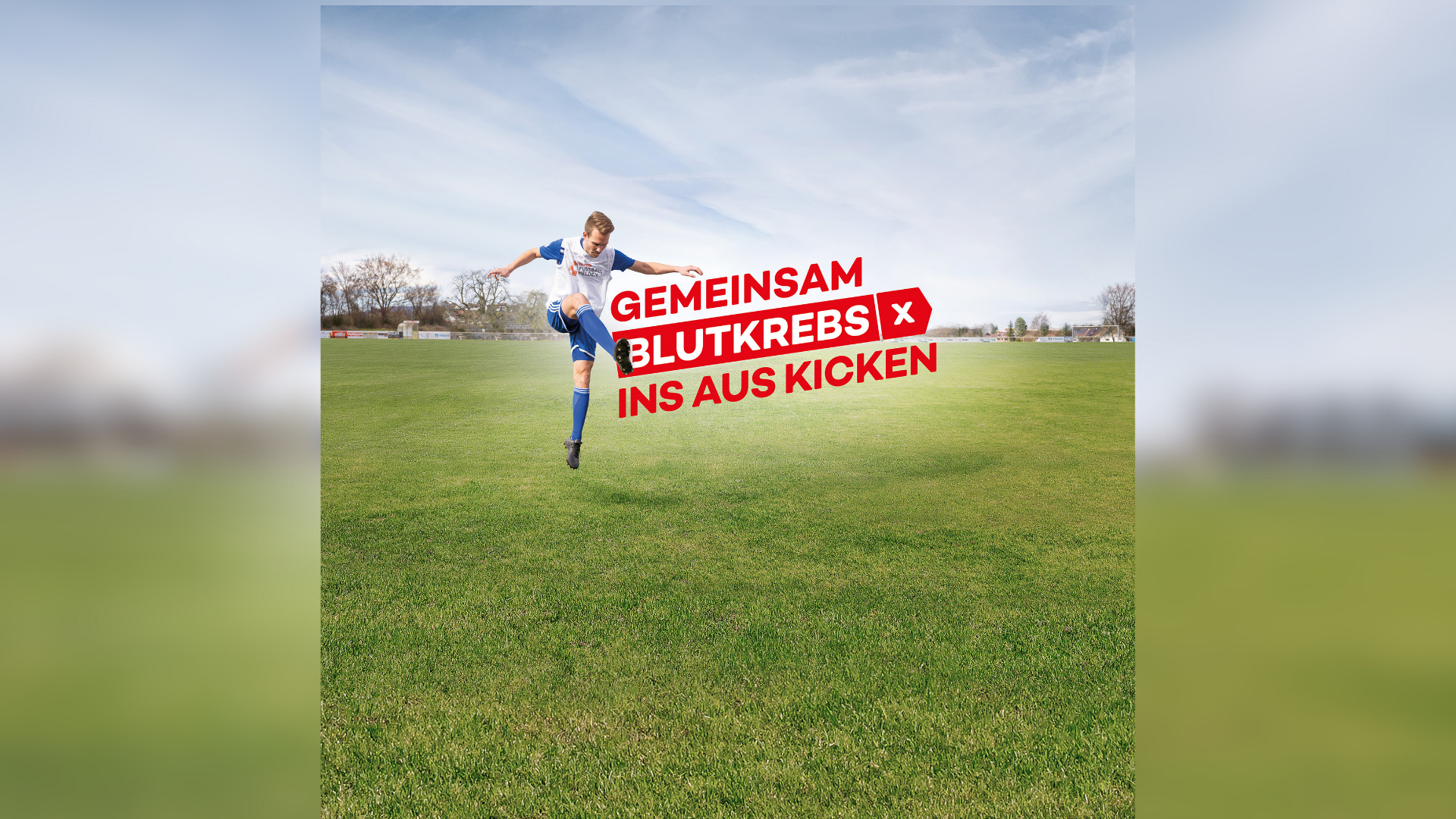 Ein Fußballer tritt auf einer Wiese hoch in die Luft. Ein roter Schriftzug liest "Gemeinsam Blutkrebs ins Aus kicken".