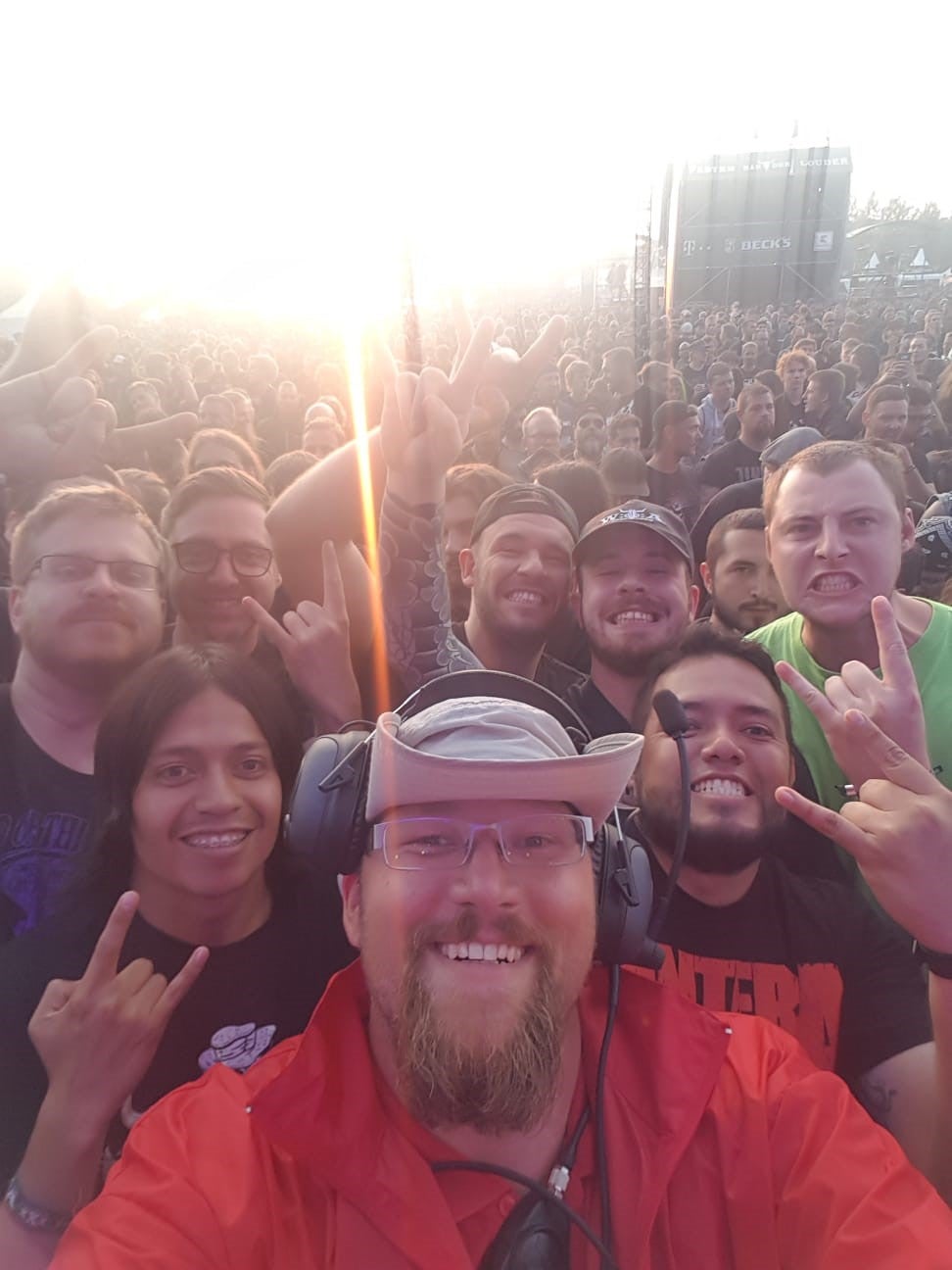 Metalguard Olli ist auf eine Stammzellspende angewiesen, mehrere Menschen posieren  hinter ihm für ein Foto