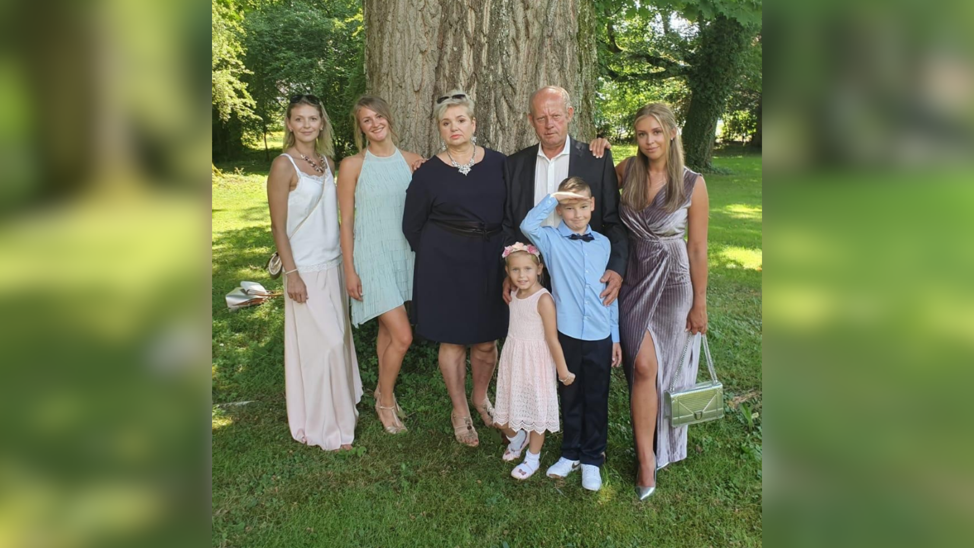 Eine Gruppe von Menschen in festlicher Kleidung posiert für ein Foto.