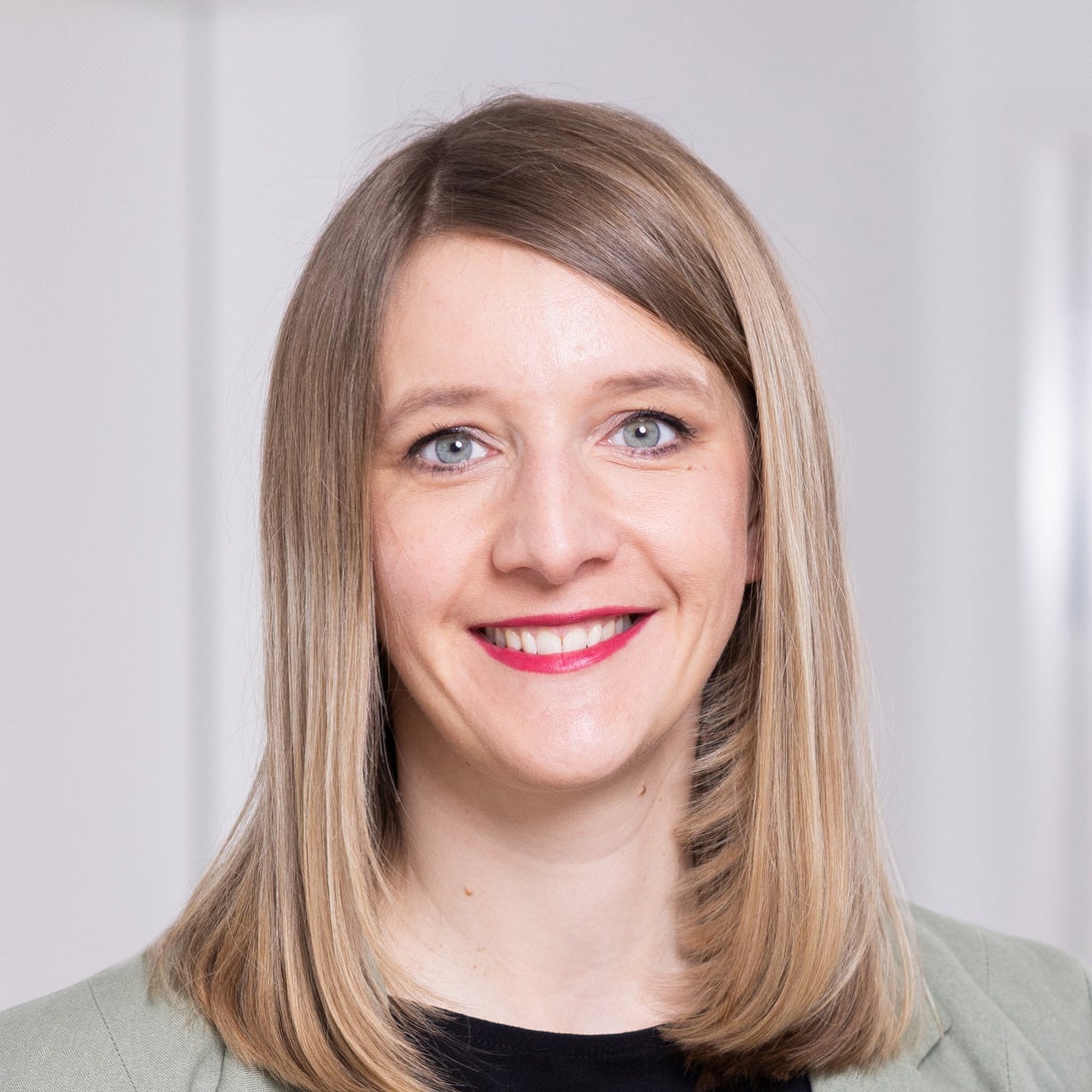 Eine Frau mit blondem Haar lächelt