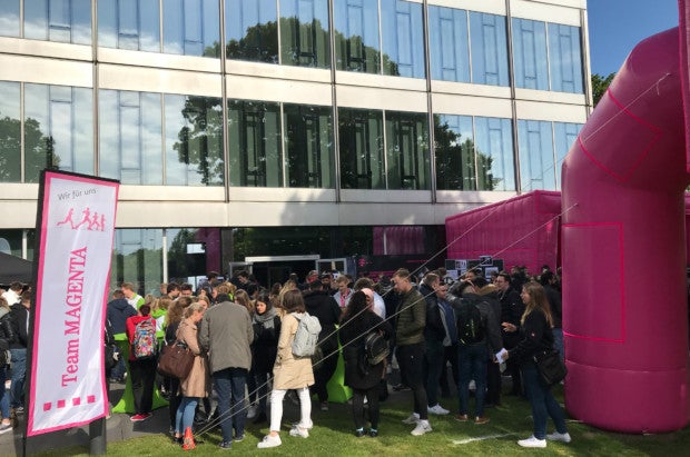 Eine Gruppe von Menschen, die vor einem Gebäude stehen