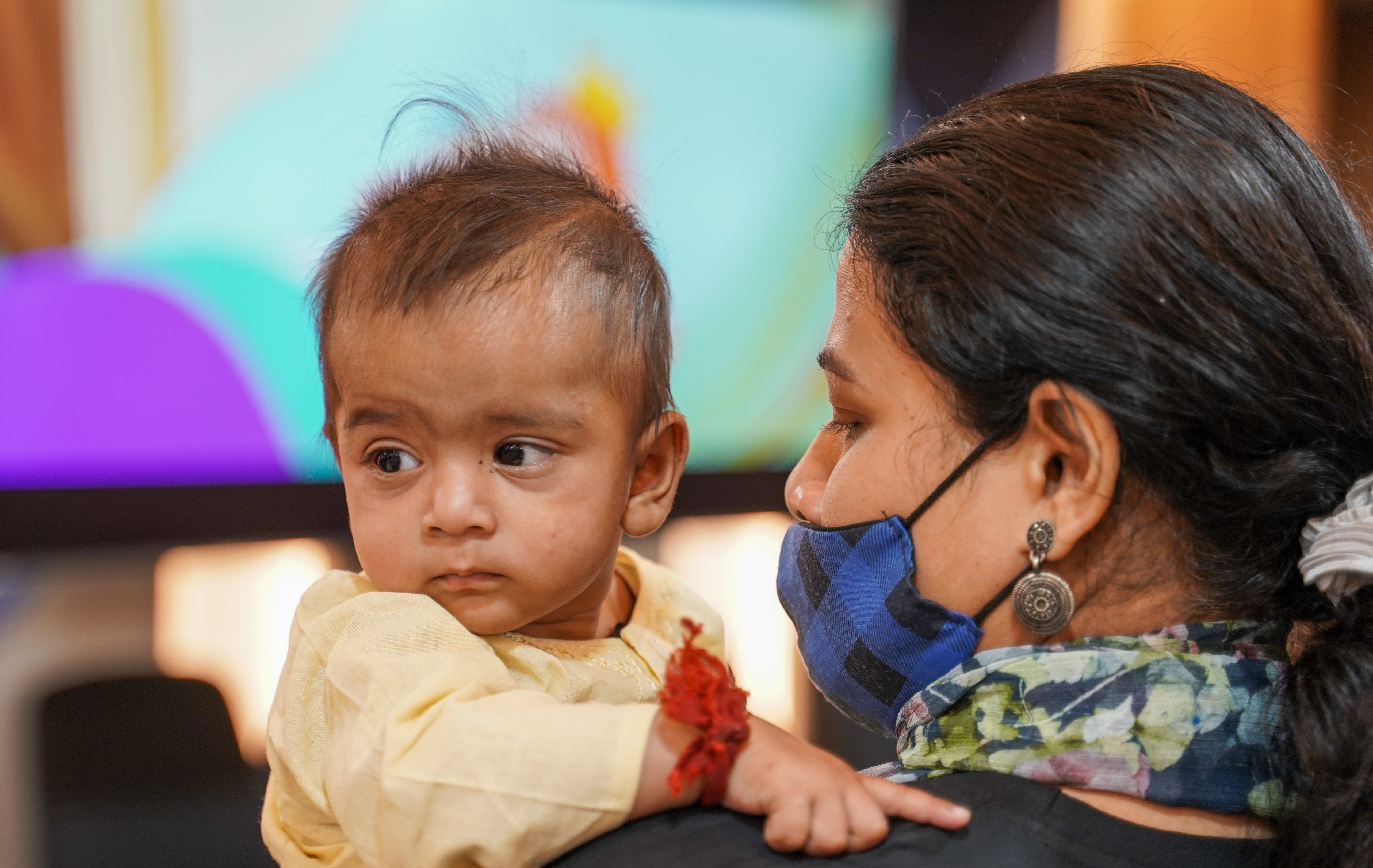 Eine Frau hält ein Baby