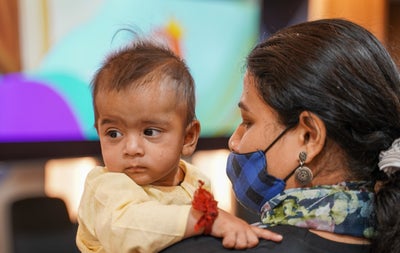 Eine Frau hält ein Baby