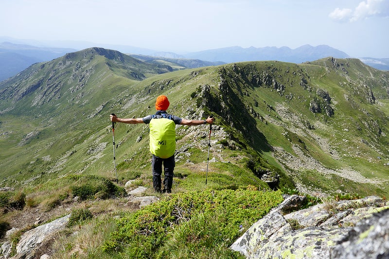 Fuat Gören steht auf einem Berg.