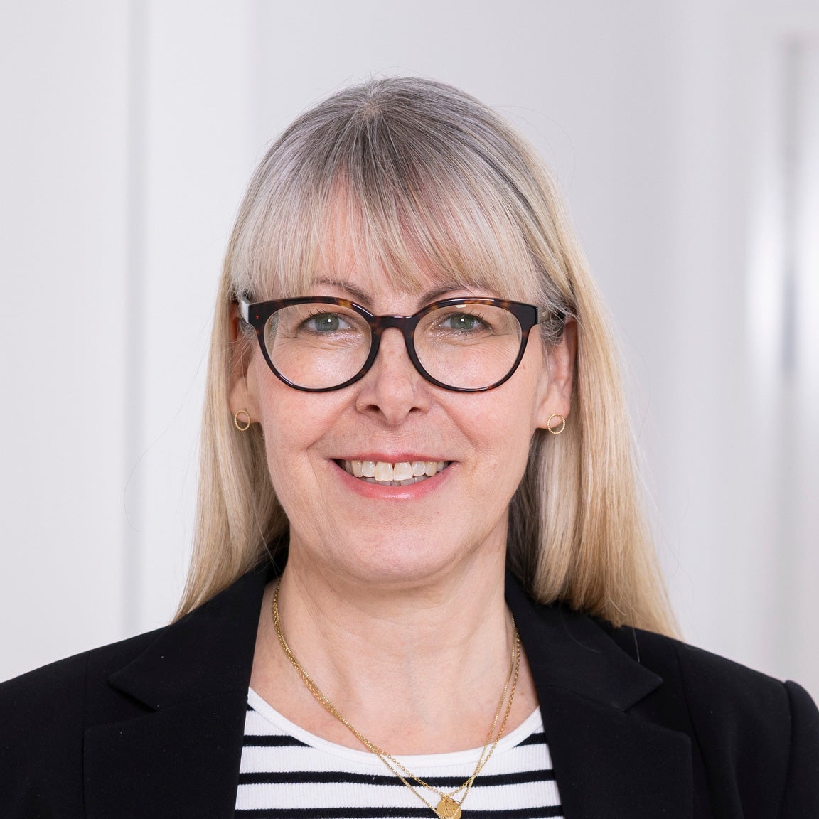 Eine Frau mit Brille und einer schwarzen Jacke