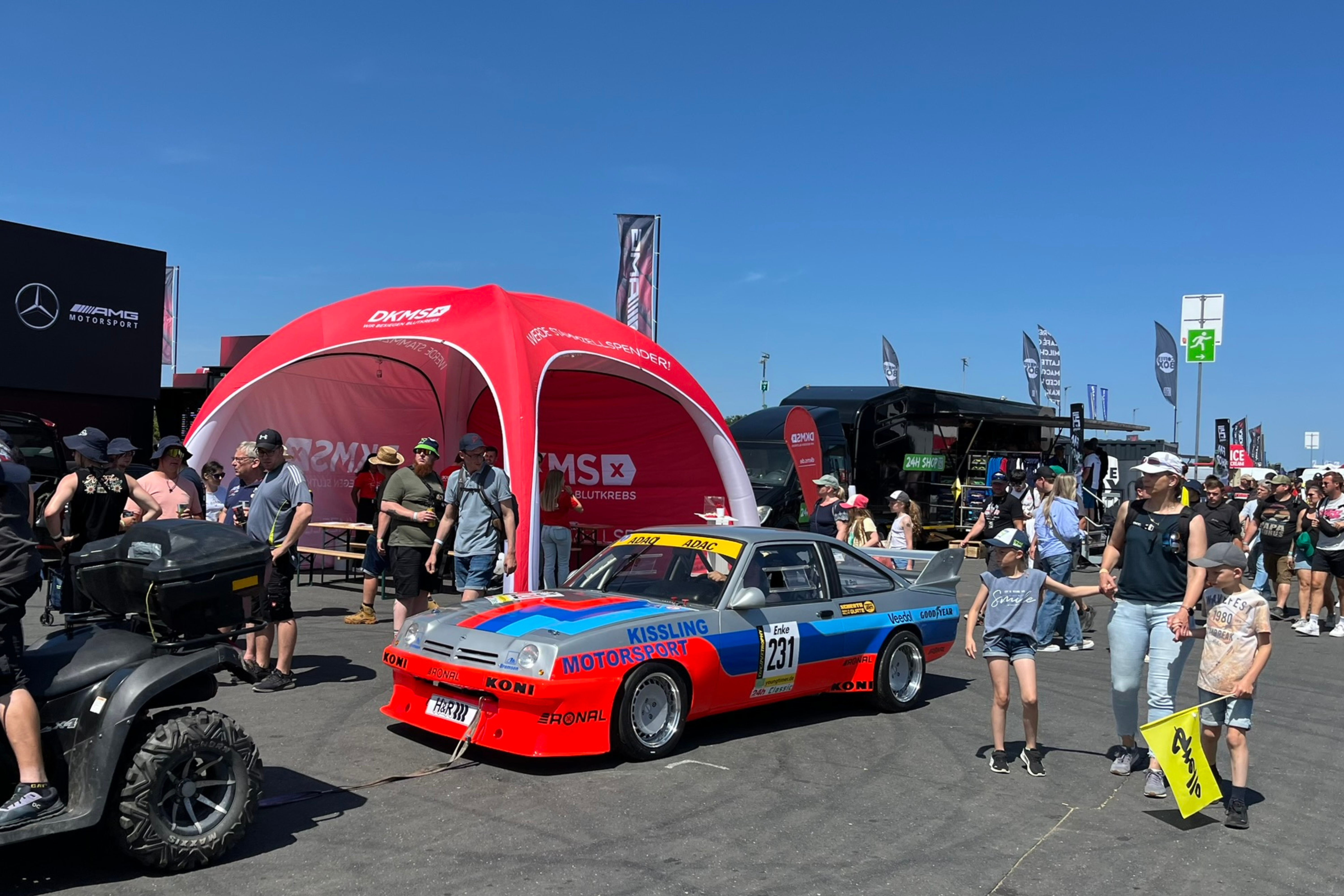 Ein auf einem Parkplatz am Nürburgring abgestellter Rennwagen.