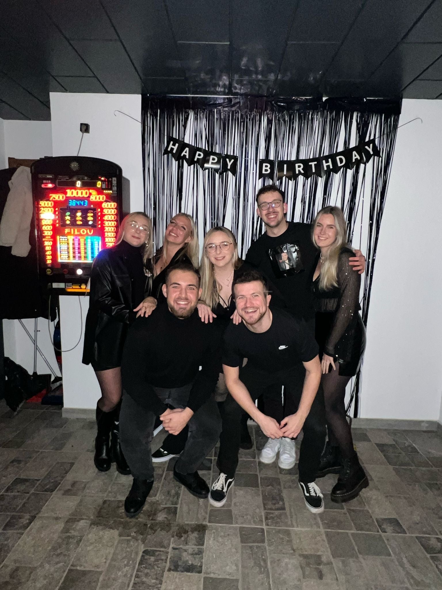 Eine Gruppe von Menschen posiert für ein Foto