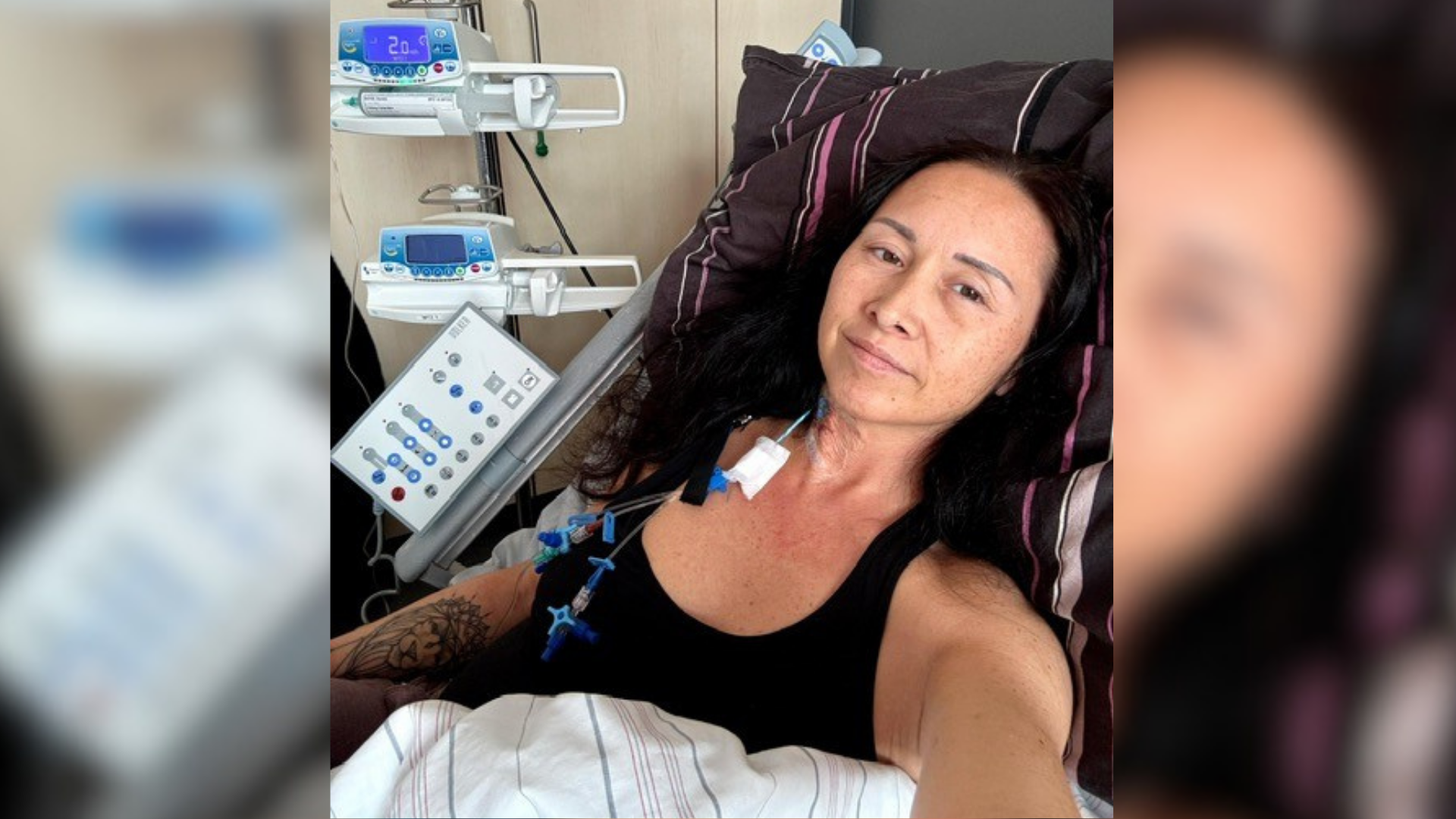 Eine Frau liegt im Krankenhausbett. 