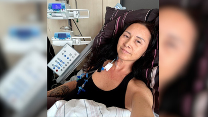 Eine Frau liegt im Krankenhausbett. 