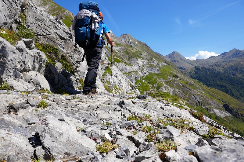 Fuat Gören wandert auf einem felsigen Berg