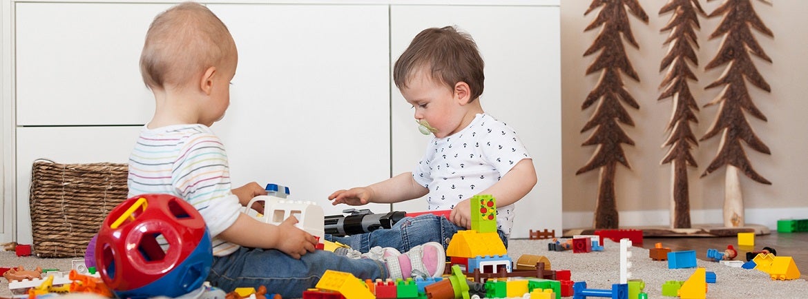 Spiel- und Krabbelgruppen bieten Eltern und Kleinkindern die Möglichkeit, sich mit anderen Eltern und Kindern zu treffen.