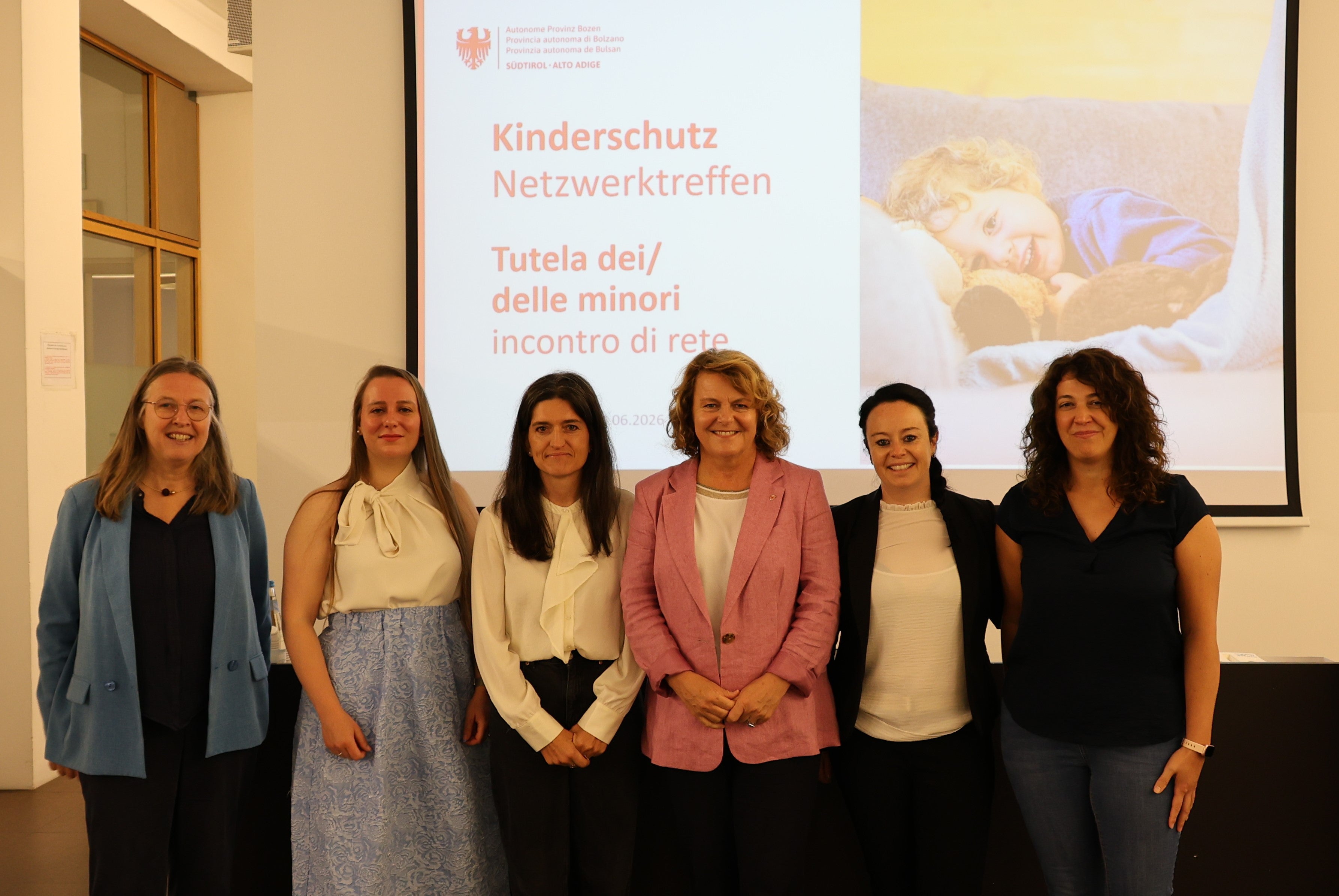 Fachleute beim Netzwerktreffen Kinderschutz Von links: Ulrike Loch (Fakultät für Bildungswissenschaften der Freien Universität Bozen), Barbara Ruzzon (Akademische Mitarbeiterin Kinder- und Jugendanwaltschaft), Cristina Tomio (Pädagogin Sozialgenossenschaft Coccinella), Landesrätin Rosmarie Pamer, Monika Conrater (Direktorin der Familienagentur), Francesca Marangoni (Pädagogin Sozialdienste Bozen). (Foto: LPA/Katharina Fleischmann)