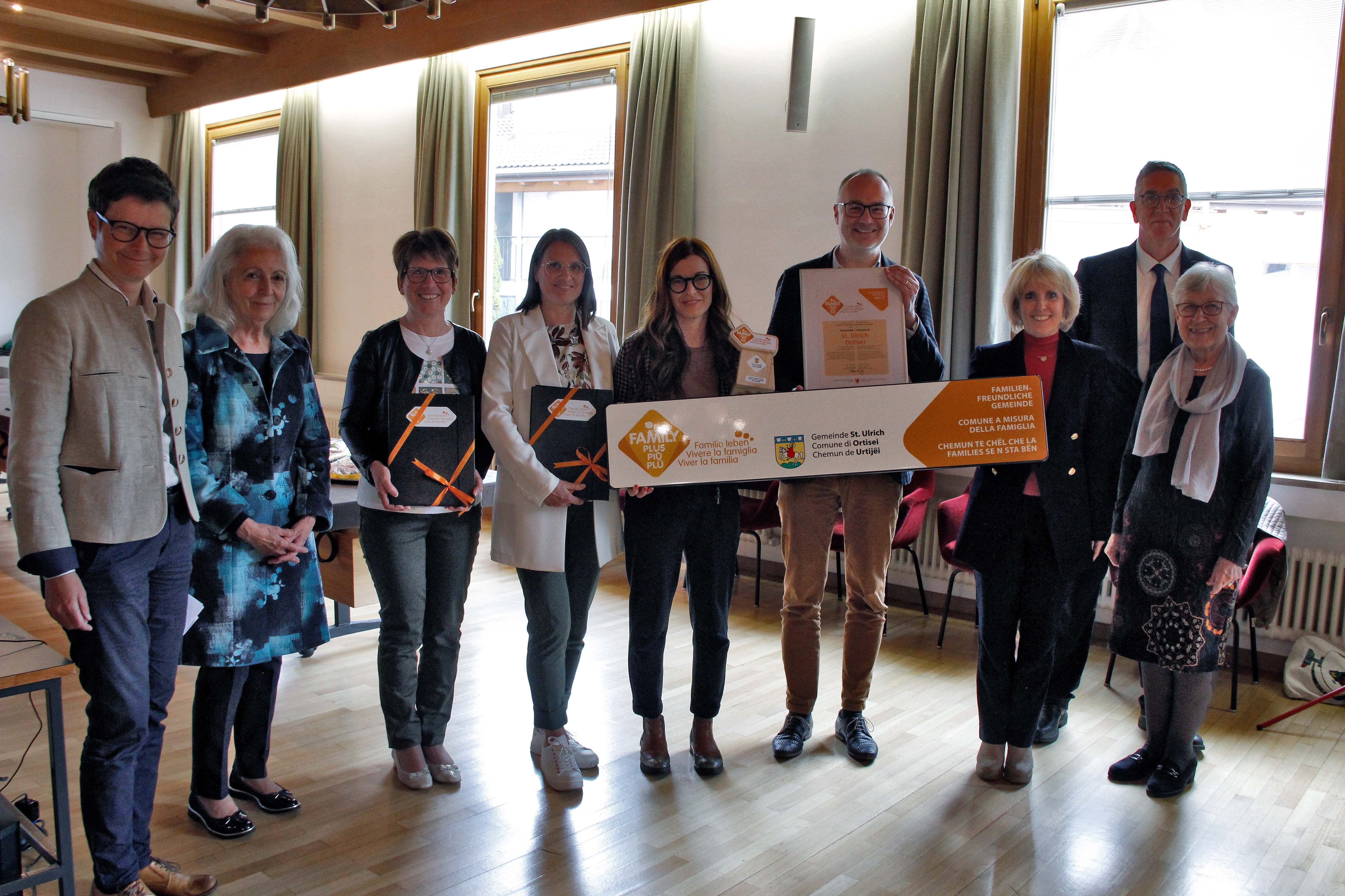 Consegna del certificato a Ortisei il 19.05.2023