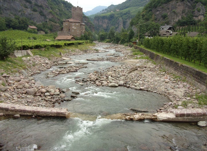 Talfer nachher (Foto Agentur für Bevölkerungsschutz) Durch die Umgestaltung der Konsolidierungssperren bleibt die Sicherheit erhalten, die Fischpassierbarkeit ist nun aber gewährleistet.