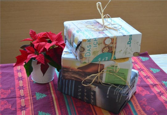 Denken beim Schenken: Beschichtetes Glanzpapier schadet der Umwelt, alternativ eignet sich Zeitungspapier oder Stoff (Foto: Landespresseagentur, M. Pichler)