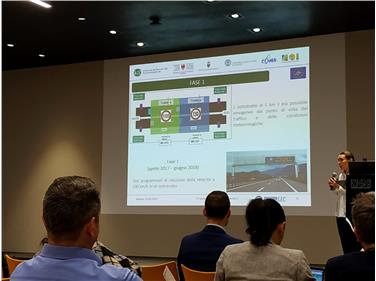 Laura Gasser, Referentin für das BrennerLEC-Projekt in der Landesagentur für Umwelt und Klimaschutz, während ihres Fachbeitrages im NOI-Techpark (Foto: Landesagentur für Umwelt und Klimaschtz)