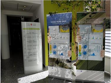 Pannelli informativi sulla prima fase del progetto BrennerLEC posizionati all'ingresso del palazzo provinciale III, Piazza Silvius Magnago 3, Bolzano (Foto: Appa Bolzano)