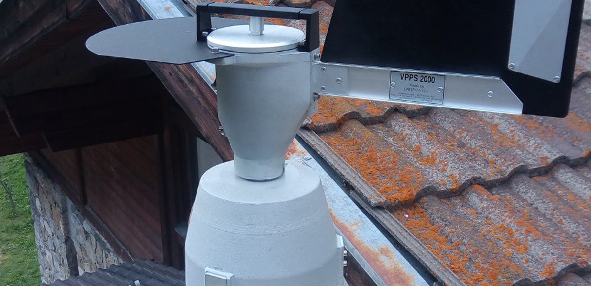 Für die Pollenflugerhebung wird eine Pollenfalle verwendet, die die Umgebungsluft ansaugt 