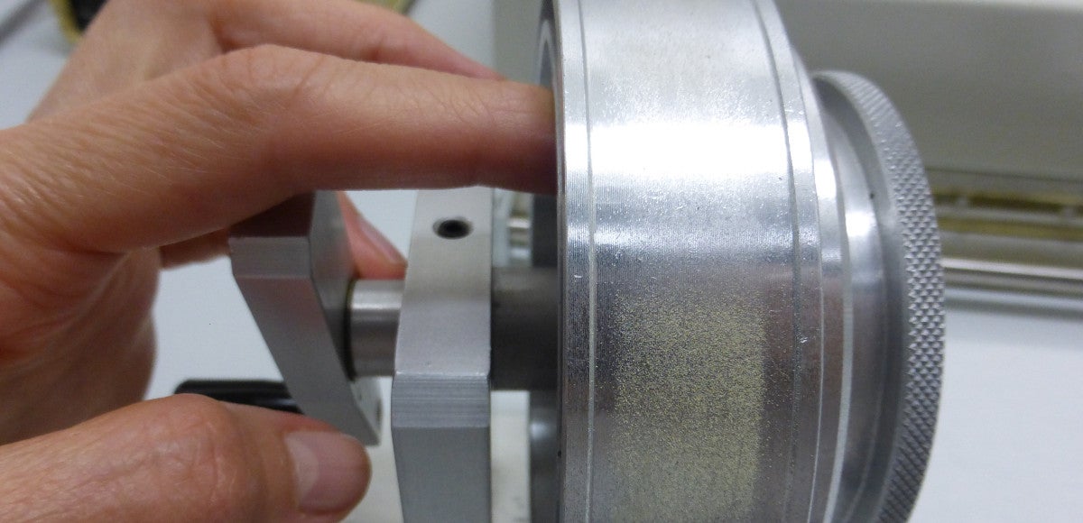 Die in der Luft schwebenden Pollen bleiben auf dem Klebeband haften