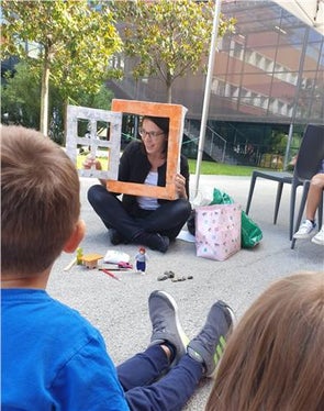 Die Kinder des Kids Camps von Eurac Research zeigten großes Interesse und verfolgten mit Begeisterung den Vortrag von Clara Peretti, QAES-Referentin für die Landesagentur für Umwelt und Klimaschutz (Foto: Umweltagentur)