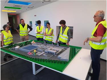 Die Gruppe aus Bozen bei der Besichtigung im Inneren der Anlage für organische Abfälle in Reggio Emilia (Foto: Landesagentur für Umwelt und Klimaschutz Bozen)