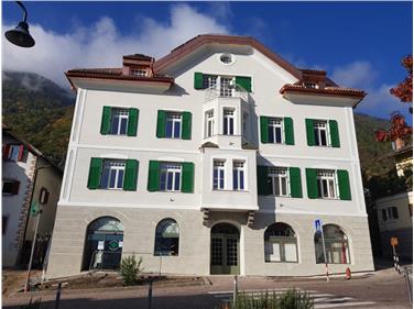 Das Rathaus von Marling, ein virtuoses Beispiel für die energetische Sanierung eines öffentlichen Gebäudes (Foto: Gemeinde Algund, Öffentliche Arbeiten, Arch. Dr. Josef Garber)