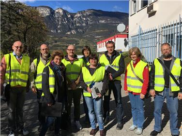 Die Bereitschaftsgruppe Chemie der Landesagentur für Umwelt. Von links: Flavio Ruffini, Giulio Angelucci, Gabriella Osti, Flavio Ciesa, Marlene Hölzl, Daniela Ceccon, Christian Bachmann, Fiorenza Fogale und Andreas Lotz (Foto: Umweltagentur)