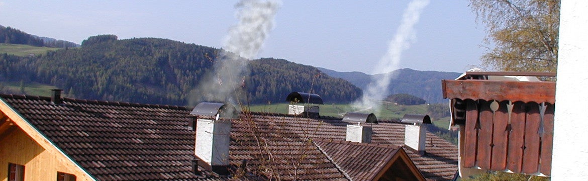 Kamine mit Rauch auf dem Dach (Foto: Landesagentur für Umwelt und Klimaschutz)