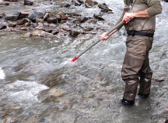Campionamento dell'eDNA (Foto: Agenzia provinciale per l'ambiente e la tutela del clima)