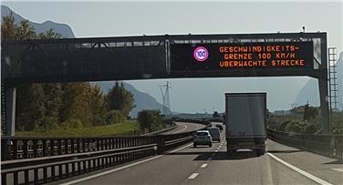Die Nachrichten auf den Anzeigetafeln weisen die Benutzer der A22 auf ein reduziertes Geschwindigkeitslimit auf der Teststrecke hin. (Foto: Umweltagentur Bozen)