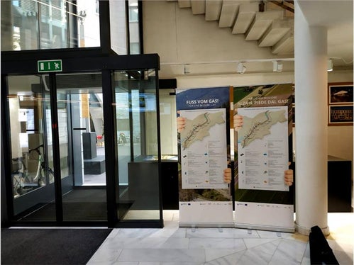 Informationstafeln zur ersten Phase des Projekts BrennerLEC im Eingangbereich des Landesgebäudes II, Silvius-Magnago-Platz, Bozen (Foto: Landesagentur für Umwelt und Klimaschutz)