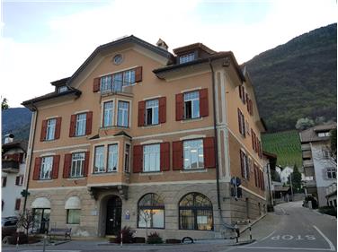 Il municipio di Marlengo, prima del risanamento energetico (Foto: Comune di Lagundo, Lavori pubblici, Arch. Dr. Josef Garber)