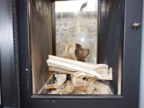 FALSCH: anzünden von unten (Foto: Landesagentur für Umwelt und Klimaschutz, 2017)