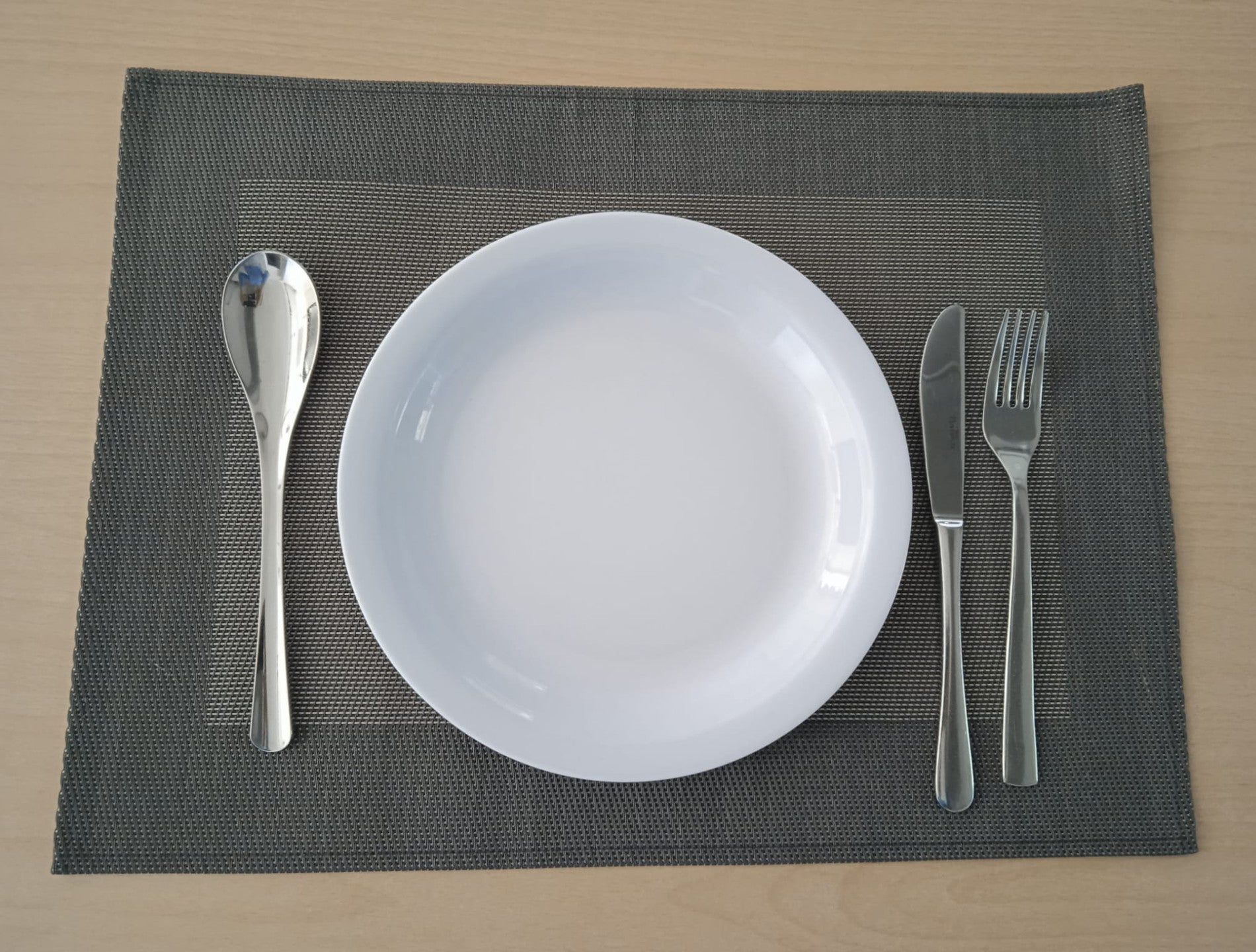 Wiederverwendbares Geschirr und Besteck: Teller, Löffel, Gabel und Messer (Foto: Sozialgenossenschaft Novum2)