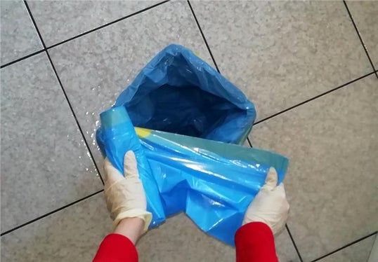 Per la raccolta dei rifiuti si devono utilizzare almeno due sacchetti uno dentro l’altro; utilizzare sempre guanti monouso (Foto: Agenzia provinciale per l’ambiente e la tutela del clima, Nadia Franzoi)