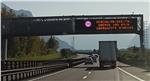 Die Nachrichten auf den Anzeigetafeln weisen die Benutzer der A22 auf ein reduziertes Geschwindigkeitslimit auf der Teststrecke hin. (Foto: Umweltagentur Bozen)