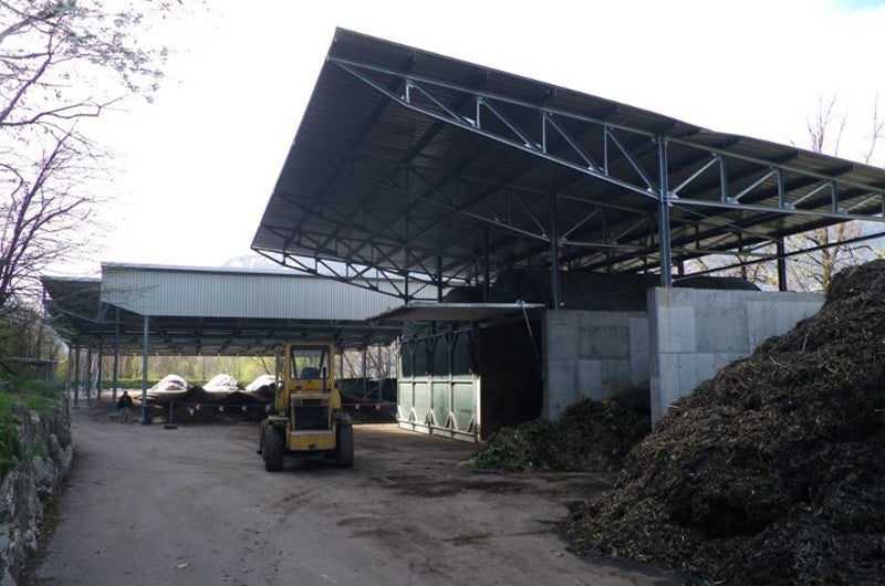 Kompostieranlage Neumarkt - Offene Mietenkompostierung von Bio- und Grünabfällen mit vorgeschalteten Rotteboxen (Foto: Landesagentur für Umwelt und Klimaschutz)