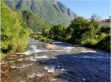 Flüsse und Bäche, wie die Talfer, stellen einen wichtigen Lebensraum für zahlreiche Tiere und Pflanzen dar (Foto: Landesagentur für Umwelt und Klimaschutz/Laconi)