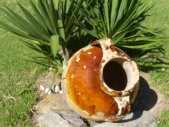 Amphore als dekoratives Element im Garten: mit Regenwasser gefüllt kann sie der Tigermücke als Brutstelle dienen. (Foto: Landesagentur für Umwelt und Klimaschutz)