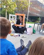 Die Kinder des Kids Camps von Eurac Research zeigten großes Interesse und verfolgten mit Begeisterung den Vortrag von Clara Peretti, QAES-Referentin für die Landesagentur für Umwelt und Klimaschutz (Foto: Umweltagentur)